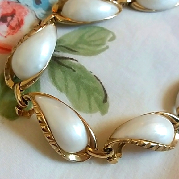 Vintage Gold & white necklace - Picture 5 of 8